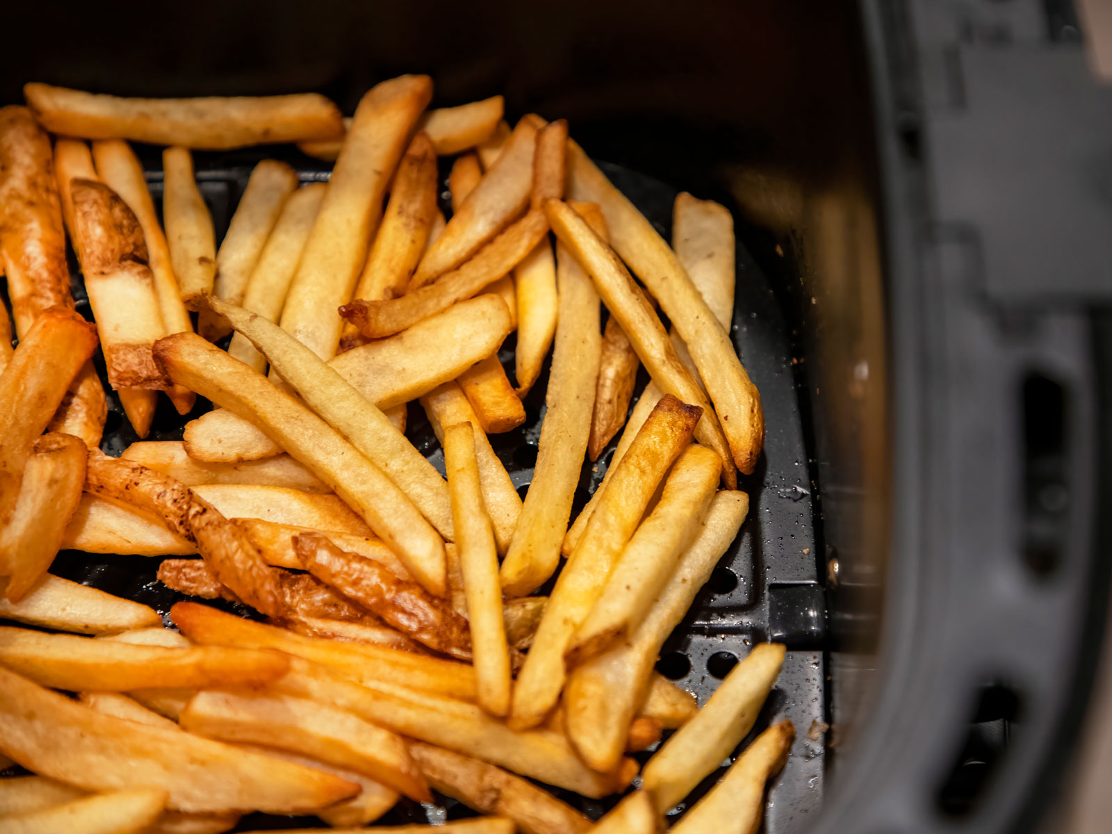 Ved at lave dine pommes frites i en airfryer, kan du halvere tilberedningstiden.