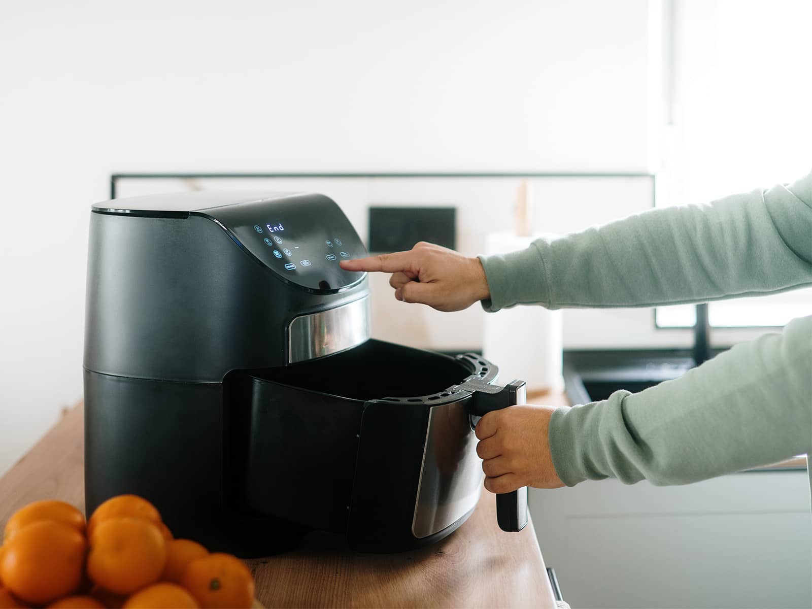 Du kan spare energi ved at bruge en airfryer i stedet for en ovn.  Men hvor meget strøm bruger en airfryer egentlig?