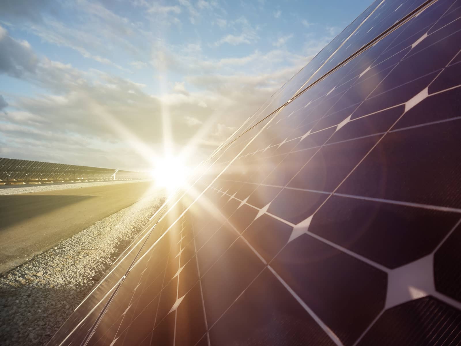 Solen skinner på solceller. Det giver vedvarende energi eller grøn energi, som det også kaldes. Men hvad er vedvarende energi ?