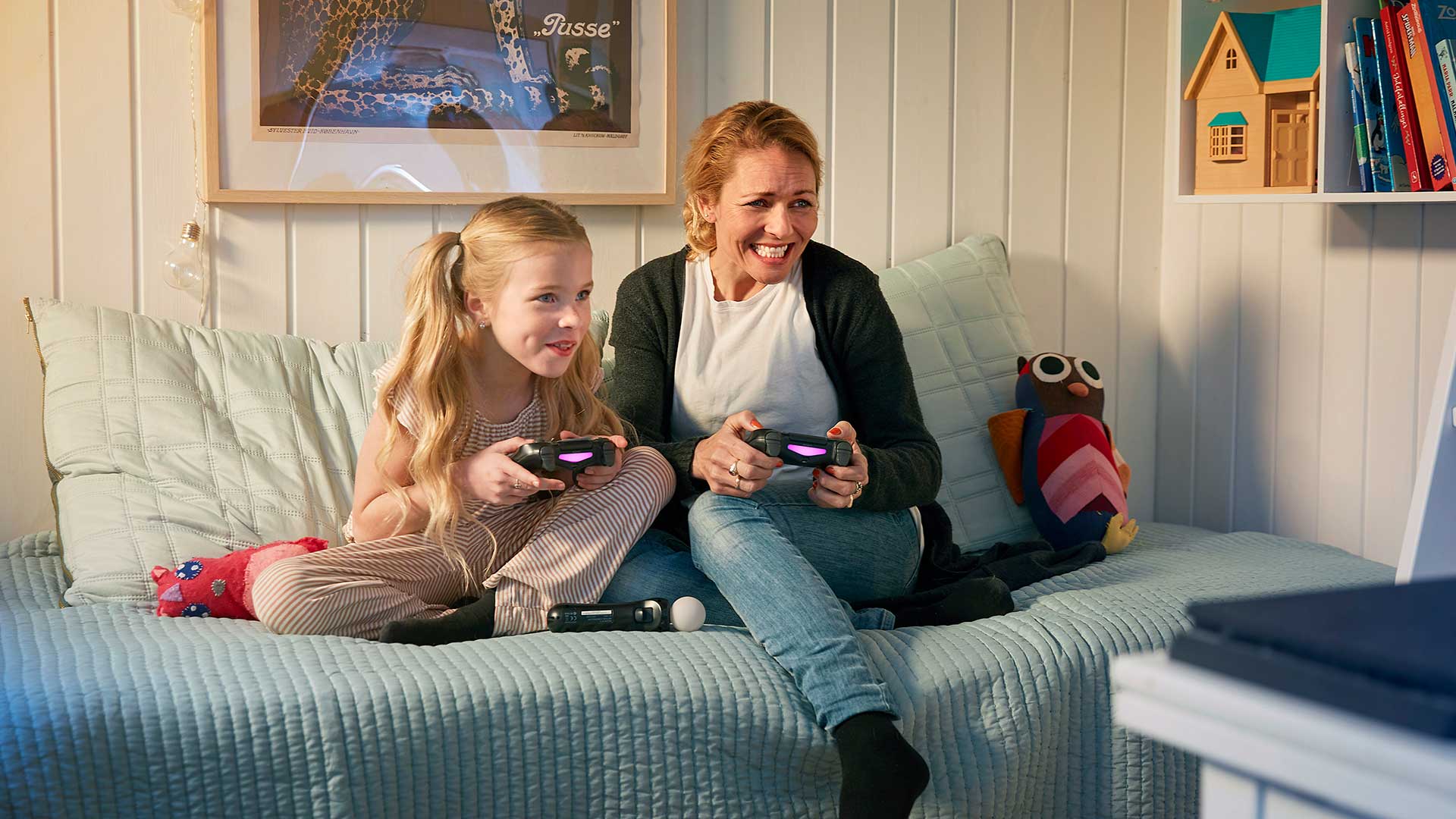 Mor og datter gamer, men hvor strøm bruger en PlayStation 4?