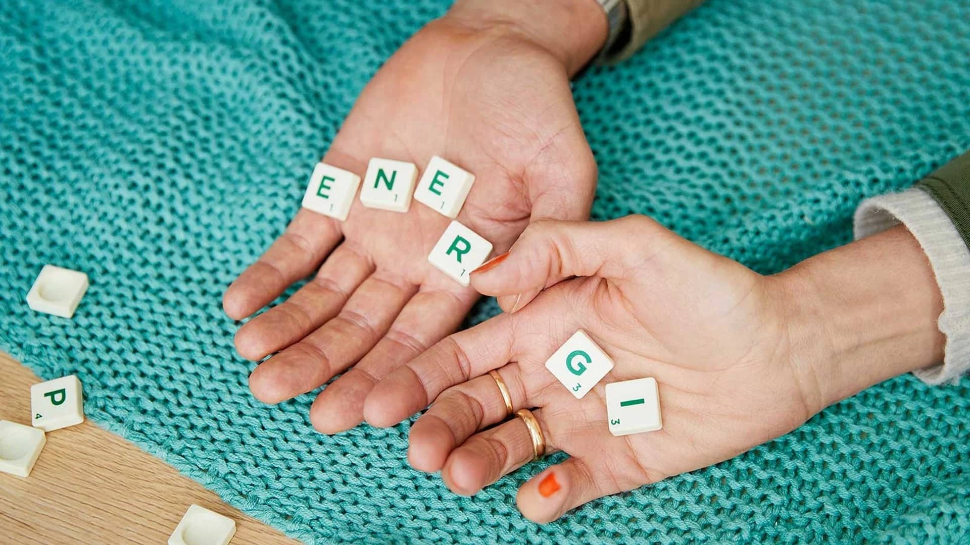 Hænder holder bogstaver, hvor der står skrevet: Energi. Men hvor meget energi bruger dine elektriske apparater på standby strøm?