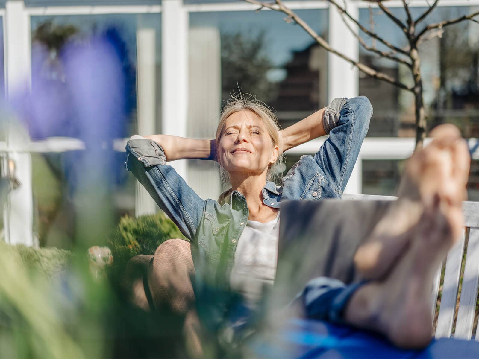 Kvinder nyder solen på en bænk