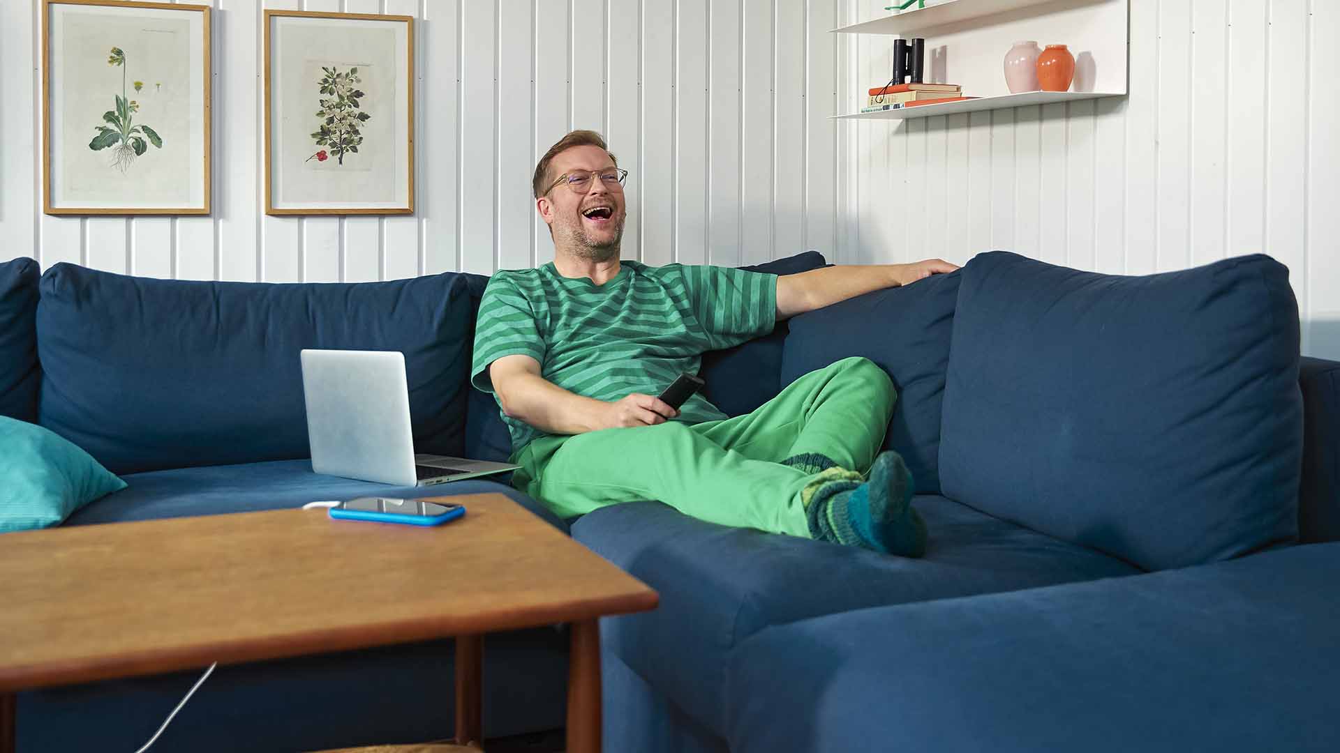 Mand ser tv. Hvad koster et tv i strøm? Og hvor meget strøm bruger et tv? Få svarene her.