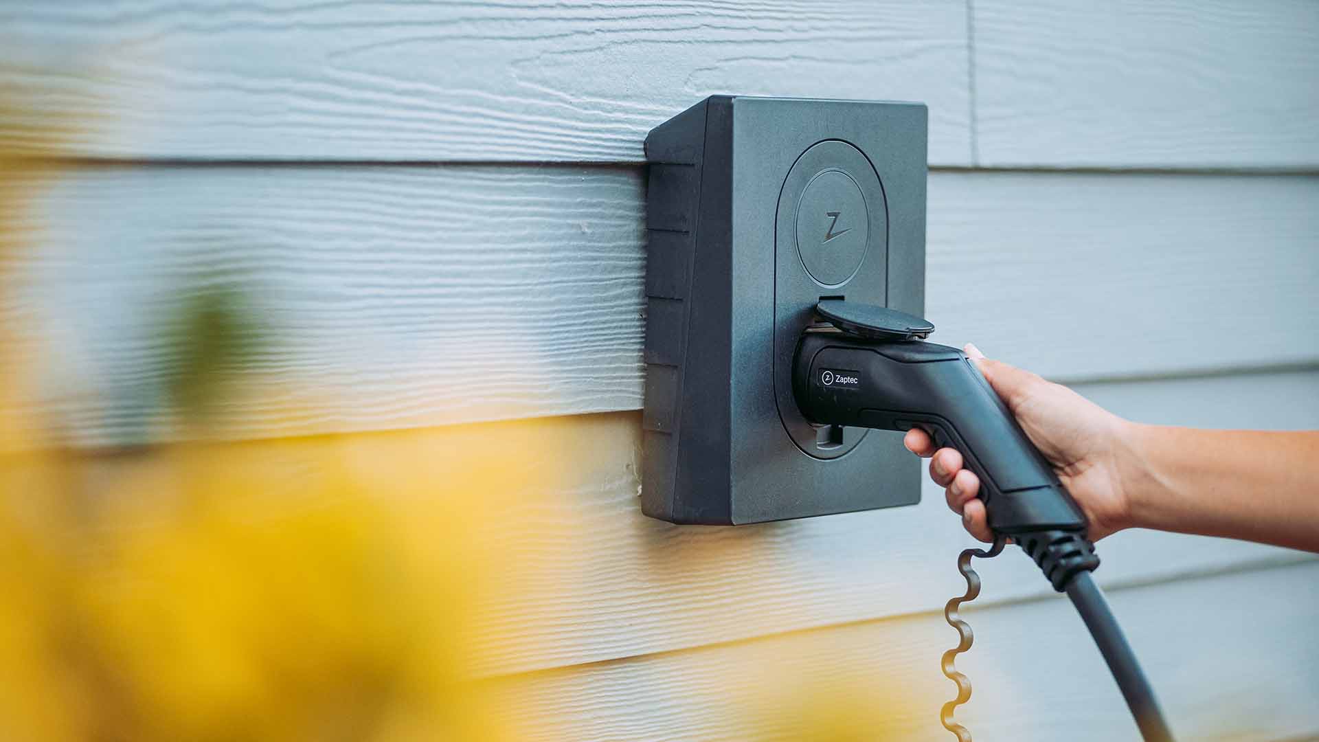 Zaptec Go ladeboks til sommerhuset fra EWII. Med en ladestander til sommerhuset bliver dit sommerhus mere attraktivt for udlejning og mere værdi, hvis du ønsker at sælge en dag.